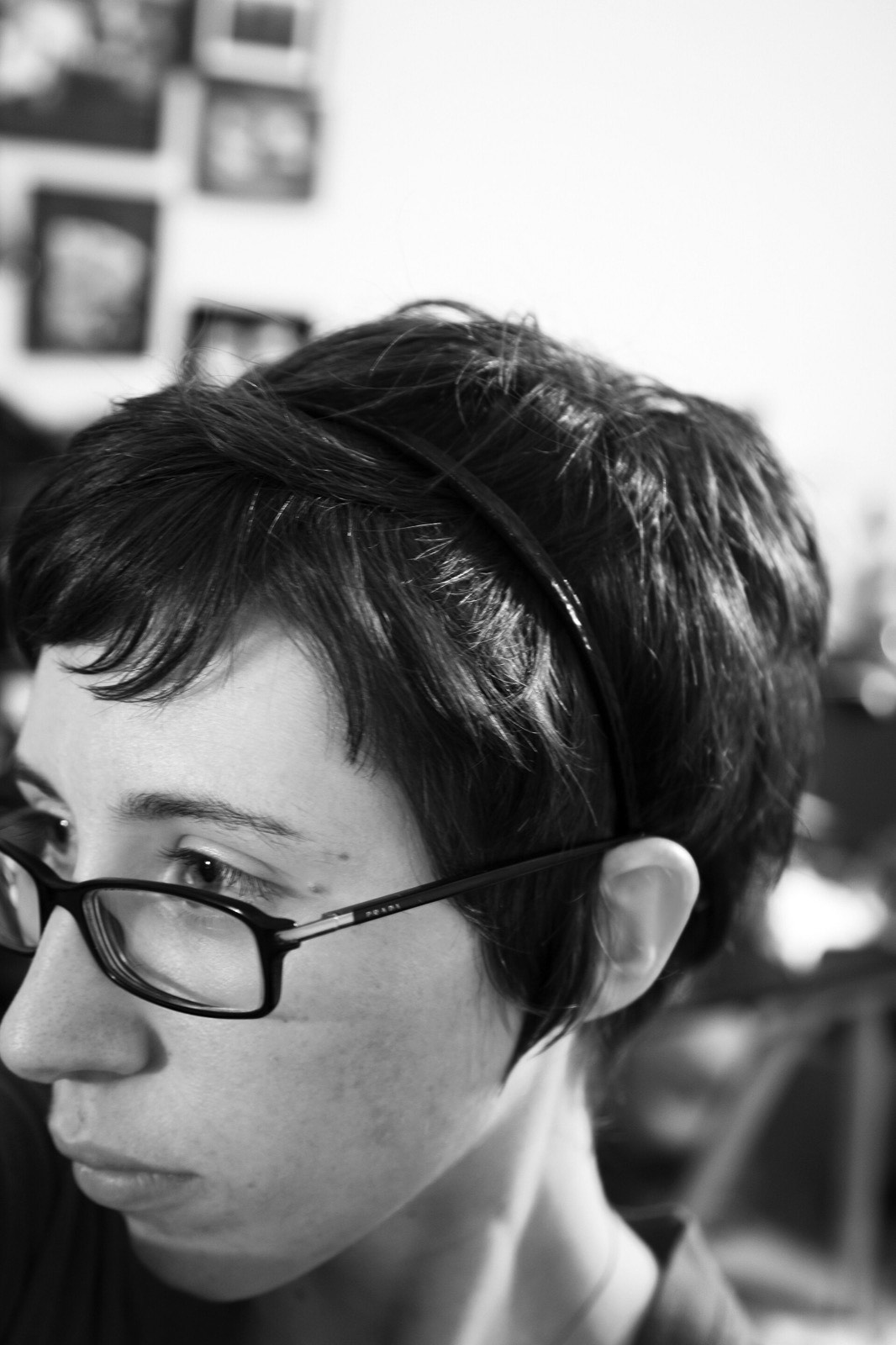A short pixie hairstyle.